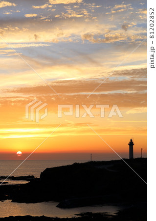 新潟　佐渡　夕陽と沢崎鼻灯台 81202852