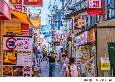 日本の東京都市景観　緊急事態宣言下だが、新大久保の路地には多くの人出…＝8月19日 81203138