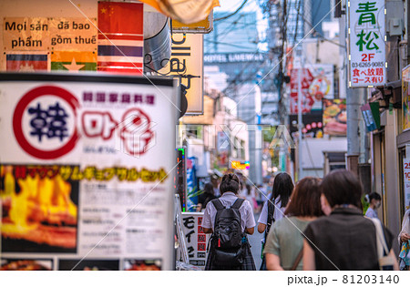 日本の東京都市景観　緊急事態宣言下だが、新大久保の路地には多くの人出…＝8月19日 81203140