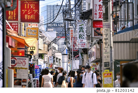 日本の東京都市景観 緊急事態宣言下だが、新大久保の路地には多くの人出…=8月19日 日本の東京都市景観 緊急事態宣言下だが、新大久保の路地には多くの人出…=8月19日 81203142