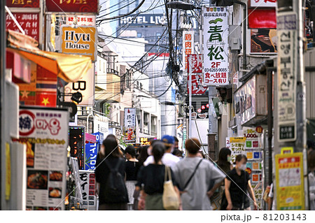 日本の東京都市景観　緊急事態宣言下だが、新大久保の路地には多くの人出…＝8月19日 81203143