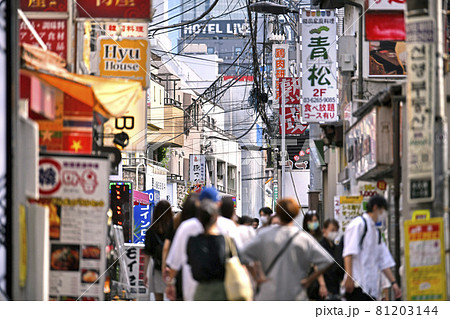 日本の東京都市景観　緊急事態宣言下だが、新大久保の路地には多くの人出…＝8月19日 81203144