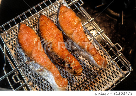 塩鮭をコンロで焼く 塩鮭をコンロで焼く 81203475