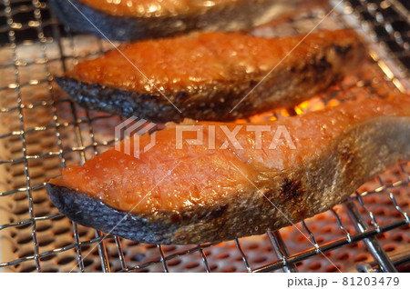 塩鮭をコンロで焼く 塩鮭をコンロで焼く 81203479
