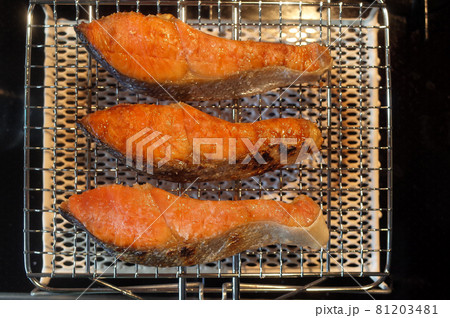 塩鮭をコンロで焼く 塩鮭をコンロで焼く 81203481