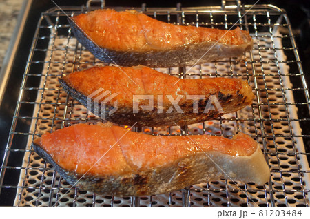 塩鮭をコンロで焼く 塩鮭をコンロで焼く 81203484