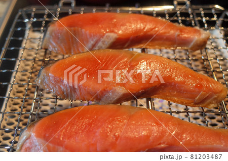 塩鮭をコンロで焼く 塩鮭をコンロで焼く 81203487