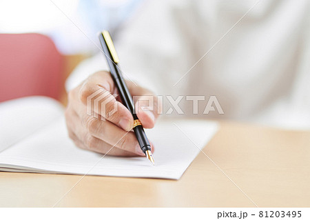 万年筆で文章を書く高齢者の手元 81203495