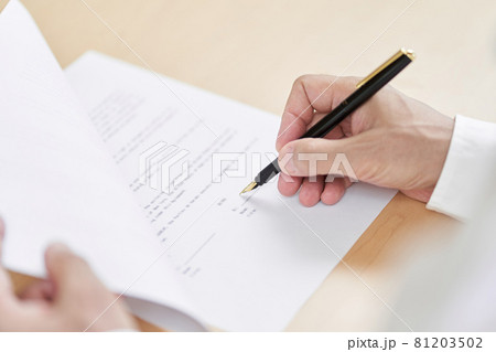 契約書にサインをする高齢者の手元 81203502