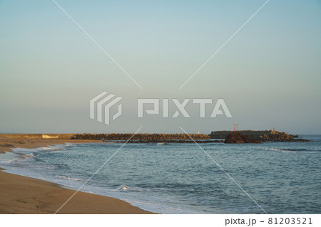 《鳥取県》早朝の宇野海岸からの風景 《鳥取県》早朝の宇野海岸からの風景 81203521