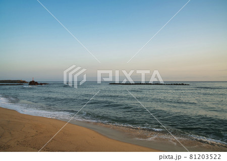《鳥取県》早朝の宇野海岸からの風景 81203522