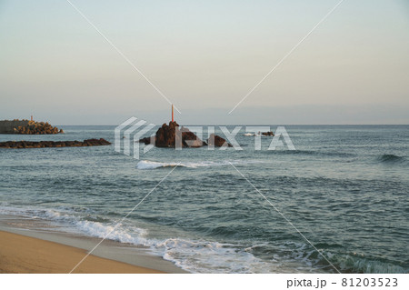 《鳥取県》早朝の宇野海岸からの風景 81203523