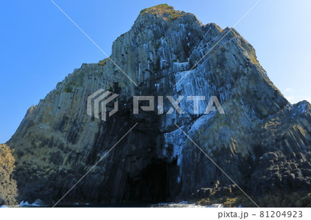 日本三大玄武洞の一つ糸島芥屋の大門の眺め 81204923
