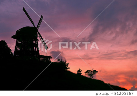 鏡山展望所の風車と夕焼け 鏡山展望所の風車と夕焼け 81205267
