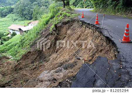 大雨豪雨の後の土砂崩れ 81205294