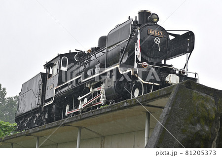 トンネルの駅に静態保存された蒸気機関車 81205373