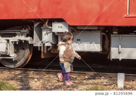 電車と女の子 電車と女の子 81205696