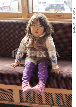 電車と女の子 電車と女の子 81205750