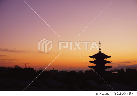 京都東山の八坂の塔の夕景と夕陽の光景 京都東山の八坂の塔の夕景と夕陽の光景 81205797
