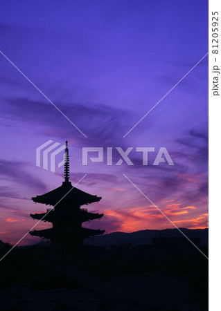 京都東山の八坂の塔の夕景と夕陽の光景 京都東山の八坂の塔の夕景と夕陽の光景 81205925