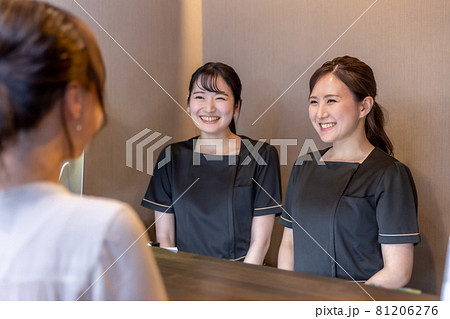 サロン・クリニックの受付でカウンセリング 81206276