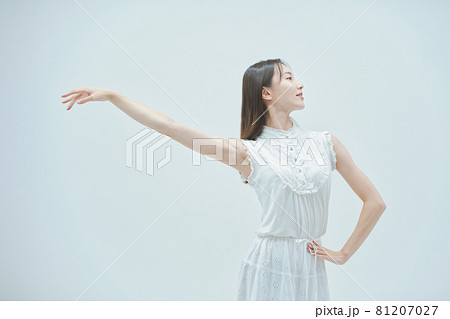 優雅に踊る若い女性 優雅に踊る若い女性 81207027