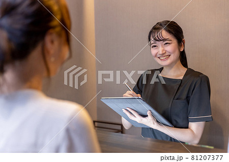 サロン・クリニックの受付でカウンセリング（タブレット） 81207377