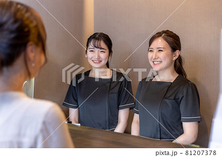 サロン・クリニックの受付でカウンセリング 81207378