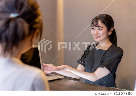 サロン・クリニックの受付でカウンセリング（パソコン） 81207380