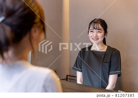 受付の仕事をする女性 81207385