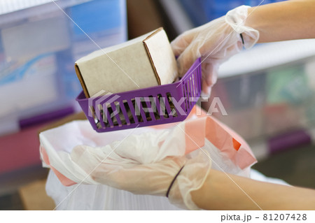 片付け作業3 81207428