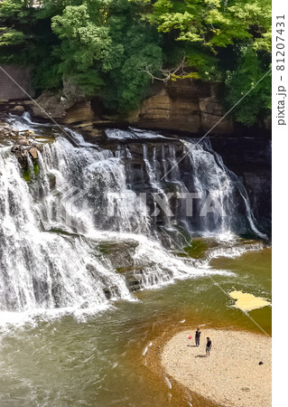 栃木県那須烏山市にある大蛇伝説が伝わる初夏の龍門の滝 81207431