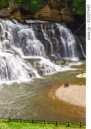 栃木県那須烏山市にある大蛇伝説が伝わる初夏の龍門の滝 81207445