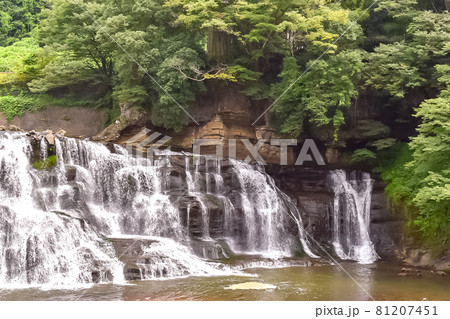 栃木県那須烏山市にある大蛇伝説が伝わる初夏の龍門の滝 81207451