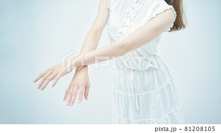 優雅に踊る若い女性 優雅に踊る若い女性 81208105
