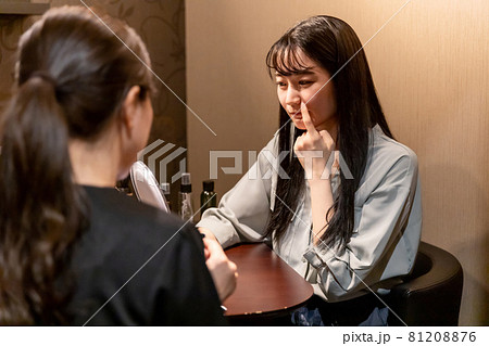 カウンセリングを受ける女性（鏡・鼻・悩む） 81208876