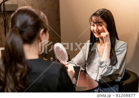 カウンセリングを受ける女性（目元） 81208877