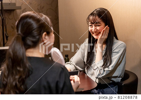 カウンセリングを受ける女性（鏡・ハリ） 81208878