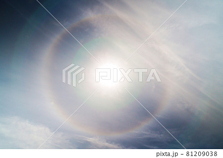 太陽の周りに現れる光の輪 ハロ 日暈 太陽の周りに現れる光の輪 ハロ 日暈 81209038