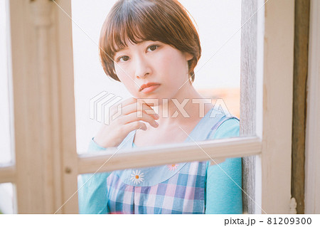 悩む保育士 81209300