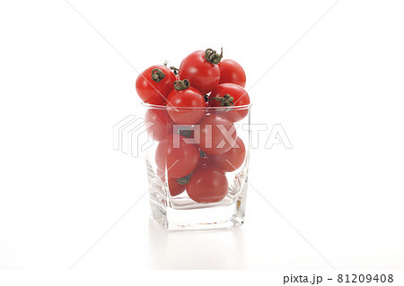 グラスに入ったミニトマト グラスに入ったミニトマト 81209408