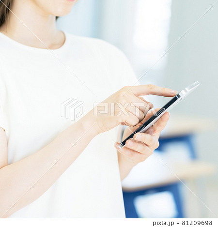 スマホを操作する若い女性の手元のアップ　正方形　撮影協力：中央工学校付属日本語学校 81209698
