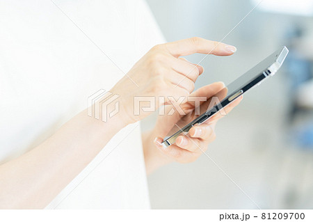 スマホを操作する若い女性の手元のアップ　撮影協力：中央工学校付属日本語学校 81209700