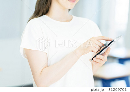 スマホを操作する若い女性の手元のアップ　撮影協力：中央工学校付属日本語学校 81209701
