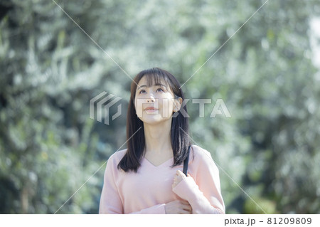 屋外を歩く女性 屋外を歩く女性 81209809