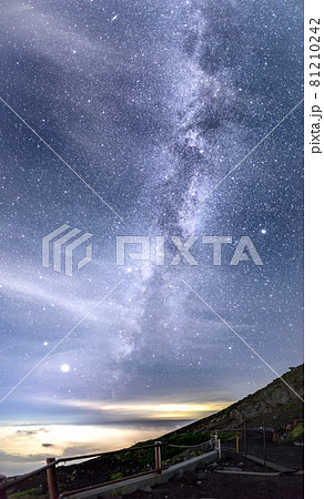 富士山登山！六合目雲海荘から見た天の川（静岡県富士宮市富士宮口）※作品コメント欄に撮影位置 81210242