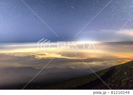 富士山登山！元祖七合目山口山荘から、富士宮市の街明かり（ 静岡県富士宮市）※作品コメント欄に撮影位置 81210249