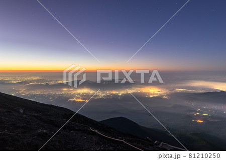 富士山登山！元祖七合目山口山荘から、御殿場市の街明かり（ 静岡県富士宮市）※作品コメント欄に撮影位置 81210250
