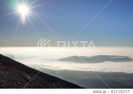 富士山登山！九合目萬年雪山荘からの、ご来光（静岡県富士宮市）※作品コメント欄に撮影位置 81210257
