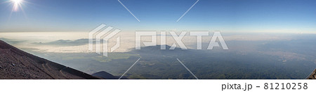 富士山登山！九合目萬年雪山荘からの、ご来光（静岡県富士宮市）※作品コメント欄に撮影位置 81210258